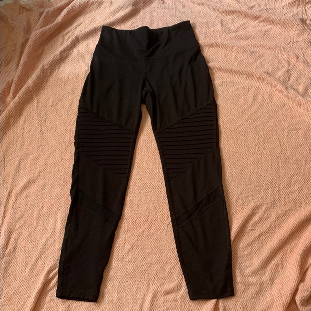 Old Navy Active Elevate Go-Dry 3/4 Length Leggings Size S/M?